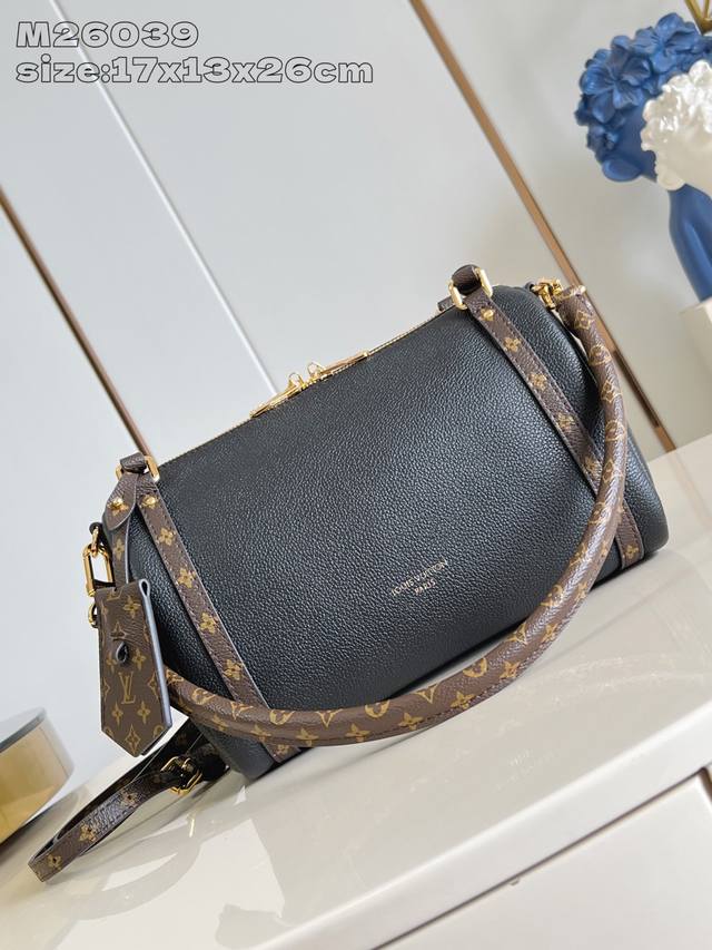 出厂价p 顶级原单 M26039 克色小荔纹 本款 Express 小号手袋堪称都市臻品,其设计灵感源自品牌经典 Keepall 旅行袋。选用细腻牛皮革精心打造 出厂价p 顶级原单 M26039 克色小荔纹 本款 Express 小号手袋堪称都市臻品,其设计灵感源自品牌经典 Keepall 旅行袋。选用细腻牛皮革精心打造