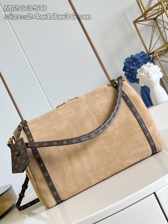 出厂价p 顶级原单 M26358杏黄反绒皮 本款 Express 中号手袋选用柔软牛皮革,轻松搭配各类都市造型。设计灵感源自经典 Keepall 手袋,从路易威 出厂价p 顶级原单 M26358杏黄反绒皮 本款 Express 中号手袋选用柔软牛皮革,轻松搭配各类都市造型。设计灵感源自经典 Keepall 手袋,从路易威