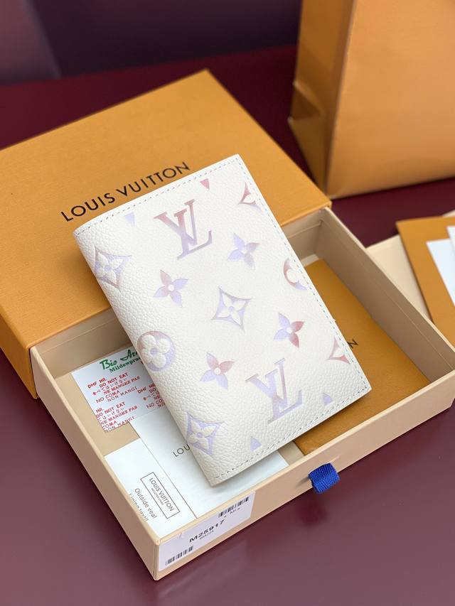 出厂价p M25917 芯片版！護照封套！這款護照封套以Dream色調重新演繹，可輕鬆配襯任何手袋。實用設計以品牌標誌性Monogram Empreinte皮革