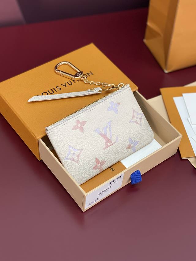 出厂价p M25597 芯片版！這款鑰匙零錢包於今季以Dream配色重新演繹其雋永設計及優雅品味。零錢包以標誌性的Monogram Empreinte皮革製作，