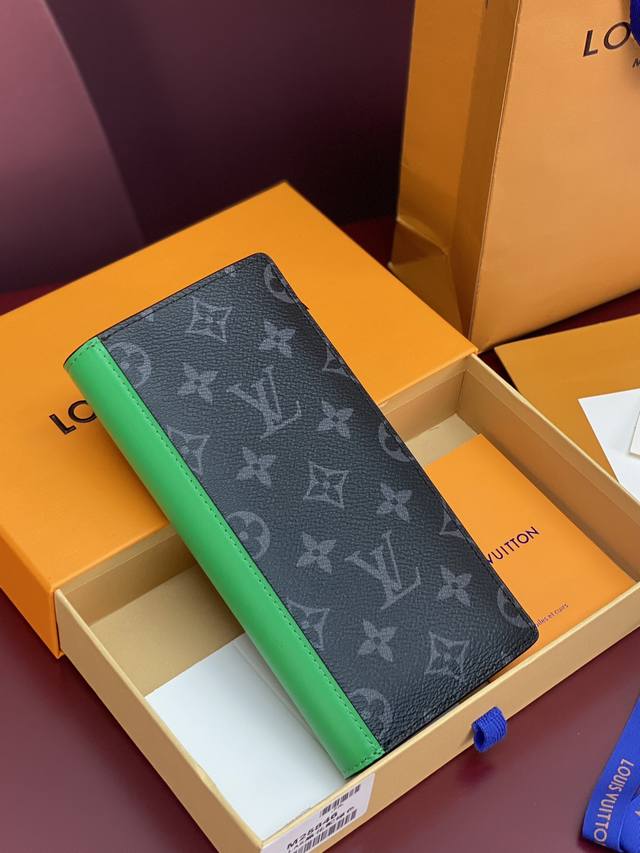 出厂价p M25846 绿色！Brazza 钱夹、本款 Brazza 钱夹拥有经典 Monogram Eclipse 帆布的深邃质感，与皮革饰边的活力气息相映成