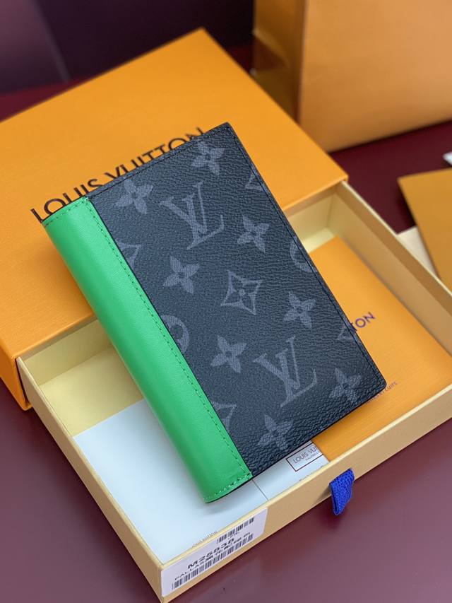 出厂价p M25838 绿色！护照套、本款护照套为Monogram Eclipse 涂层帆布搭配明丽皮革饰边，缓缓释放夏日风情。牛皮革内衬彰显考究格调，卡片夹层