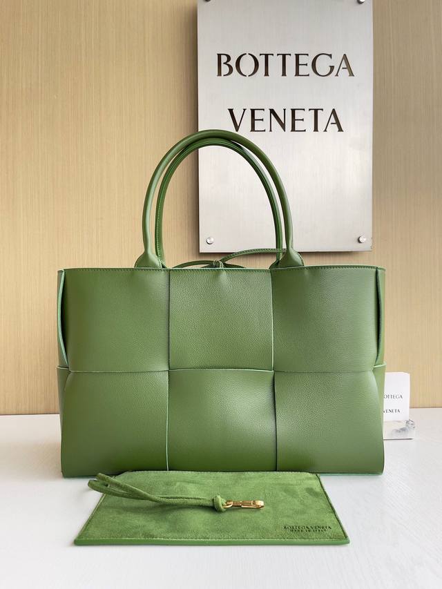 型号:609175 葆蝶家 Bottega Veneta :Arco Tote 托特包 容量巨大,上班休闲都,许多博主都安利过的一只,如果你刚好想入手一只颜值高 型号:609175 葆蝶家 Bottega Veneta :Arco Tote 托特包 容量巨大,上班休闲都,许多博主都安利过的一只,如果你刚好想入手一只颜值高