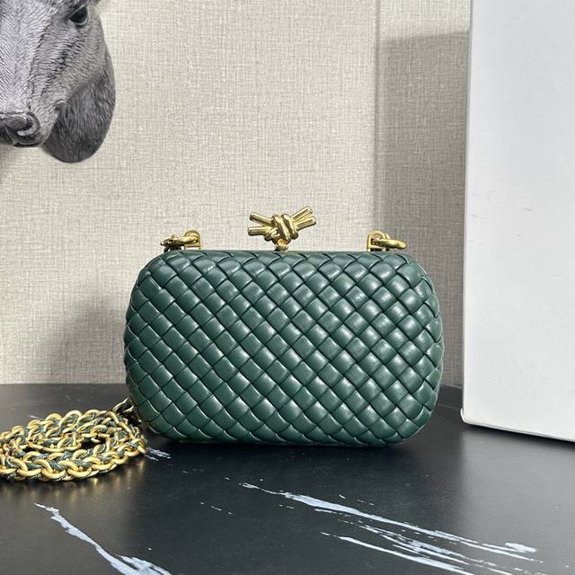 型号:6058 Bottega Veneta葆蝶家女士Knot晚装包链条版隆重上市啦!精致而优雅,柔美而富含力量,这款包绝对是知性女性的代表,作为Bv家的常青款 型号:6058 Bottega Veneta葆蝶家女士Knot晚装包链条版隆重上市啦!精致而优雅,柔美而富含力量,这款包绝对是知性女性的代表,作为Bv家的常青款