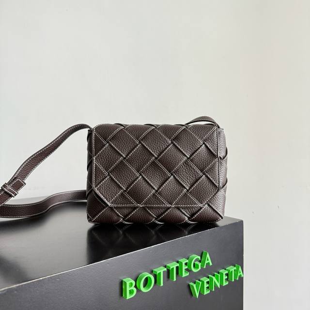 款号:795637 Bottega Veneta全新Diago斜挎包 斜筑动态廓形,彰显独运匠心,作为B家早秋系列的一员,采用最为优质的小牛皮,整个包体更加柔软 款号:795637 Bottega Veneta全新Diago斜挎包 斜筑动态廓形,彰显独运匠心,作为B家早秋系列的一员,采用最为优质的小牛皮,整个包体更加柔软