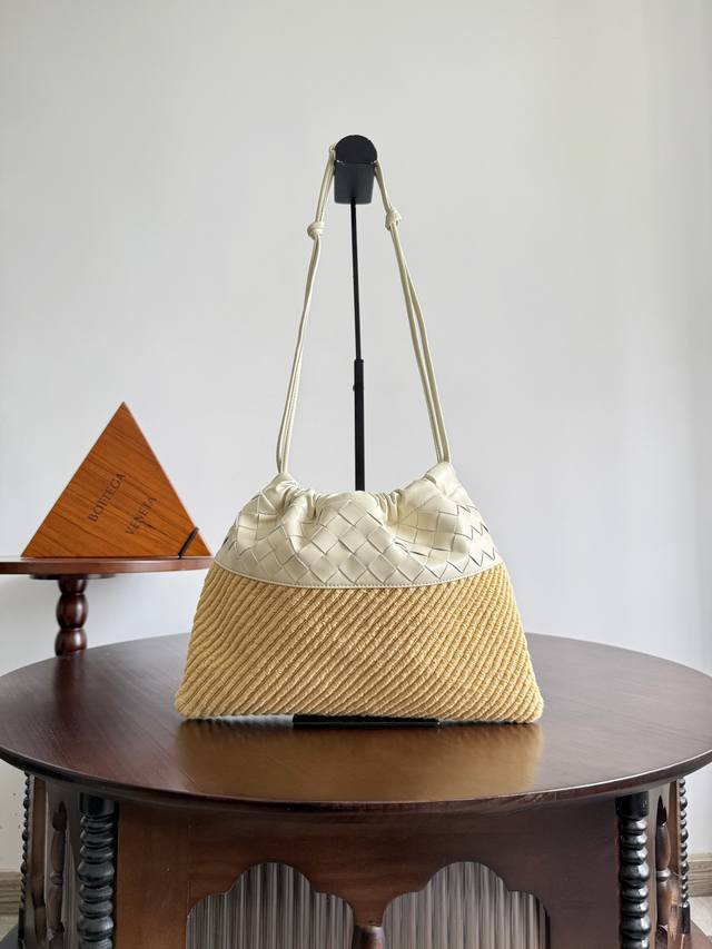款号:839102 796728 Bottega Veneta2025Summer新款草编Dustbag救命!Bv这款拉菲草编织包包也太戳我心巴了吧!!拉菲草编 款号:839102 796728 Bottega Veneta2025Summer新款草编Dustbag救命!Bv这款拉菲草编织包包也太戳我心巴了吧!!拉菲草编