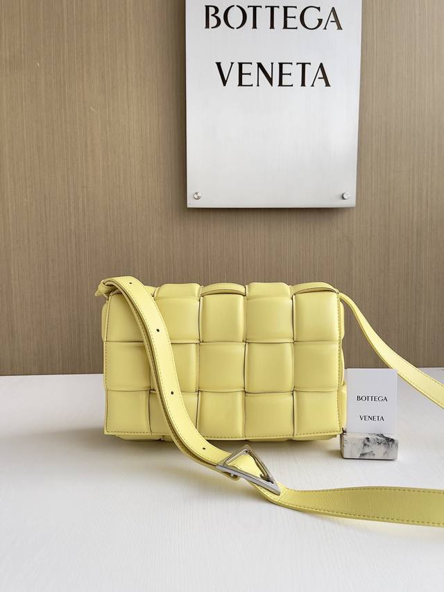 型号:70094 推荐明星们都在背的包包 近两年来Bottega Veneta简直是承包了时尚界博主和明星们的衣柜。这款 Cassette斜挎包 更是把品牌最经 型号:70094 推荐明星们都在背的包包 近两年来Bottega Veneta简直是承包了时尚界博主和明星们的衣柜。这款 Cassette斜挎包 更是把品牌最经