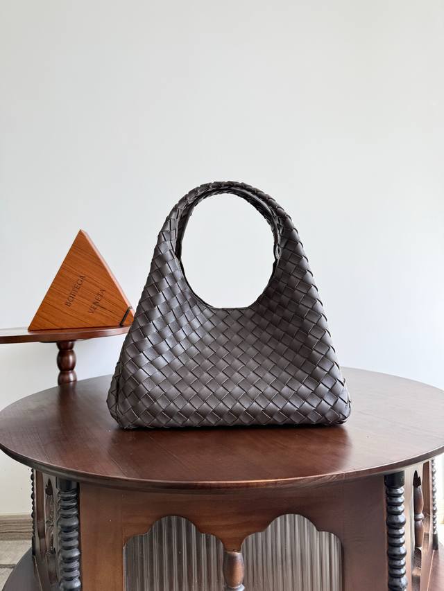 款号:844249 Bottega Veneta葆蝶家2025新品Campana上市啦 ,远远看去圆乎乎的三角造型很像一个饭团,这个包包也像饭团一样,兼具实用性 款号:844249 Bottega Veneta葆蝶家2025新品Campana上市啦 ,远远看去圆乎乎的三角造型很像一个饭团,这个包包也像饭团一样,兼具实用性