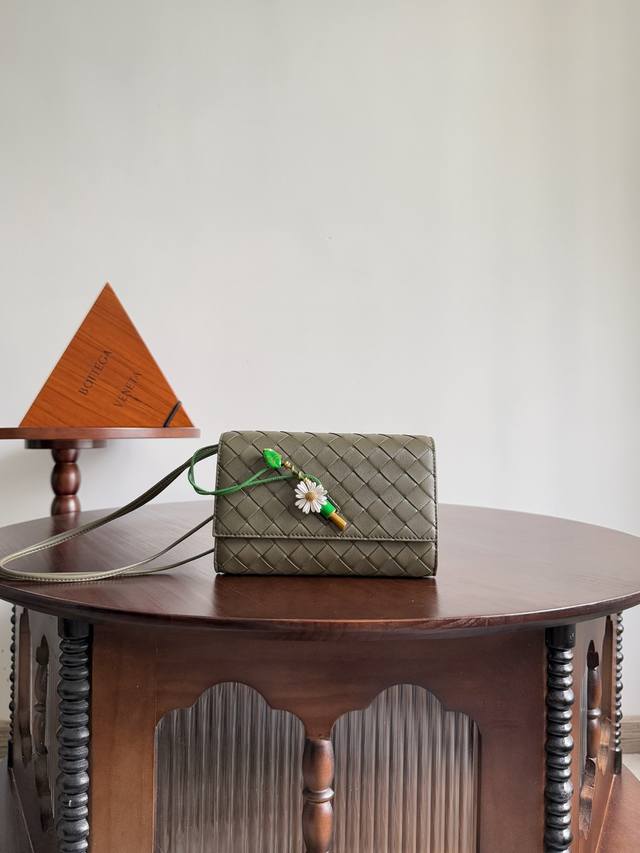 款号:838870 Bottega Veneta葆蝶家2025新品 Andiamo,出门喜欢背小包的宝宝们快看过来,小雏菊插销系列上新啦,这款可斜挎可手拿的小包 款号:838870 Bottega Veneta葆蝶家2025新品 Andiamo,出门喜欢背小包的宝宝们快看过来,小雏菊插销系列上新啦,这款可斜挎可手拿的小包