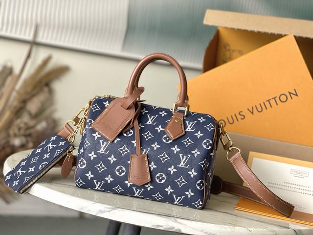 头层皮 顶级原单M15278 本款Speedy p10 Bandouliere 25手袋结合牛皮革包身和皮革饰边，兼具潮流格调与功能考量。手柄固定件的龙虾图案压