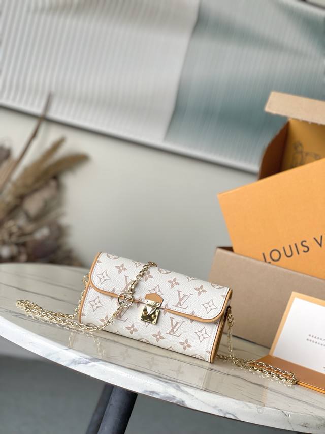 顶级原单M26583 本款 pochette Camille 手袋身披Monogram Dune帆布，以潮流风范致意路易威登2000春夏秀场推出的原版设计。牛皮