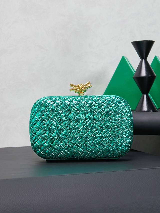 bv Knot |晚宴包经典回归 原厂皮不锈钢五金24K真金电镀全手工 稍为有知道我们品牌历史的,应该都有听过绳结是 Bottegaveneta的一个故事,也是 bv Knot |晚宴包经典回归 原厂皮不锈钢五金24K真金电镀全手工 稍为有知道我们品牌历史的,应该都有听过绳结是 Bottegaveneta的一个故事,也是