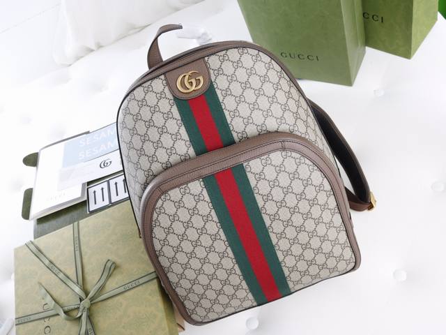 跑量价 背包始终是G家世界中不可或缺的一部分，以多种造型呈现，不同尺寸随心选择。作为不断壮大的Ophidia系列的一员，采用织纹皮革滚边。镶嵌的红绿织带细节，以