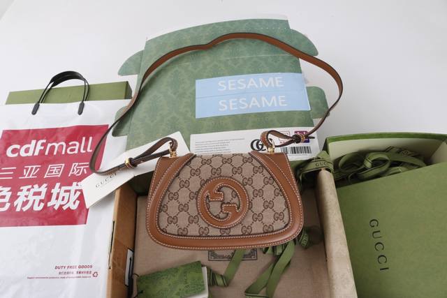 跑量价 简介：品牌标识符号在每一季都会透过不同手法焕新演绎。系列推出全新设计的双G图案，风格张扬夺目。这款小号手袋采用提手设计，令经典材质焕发出现代气息。 型号