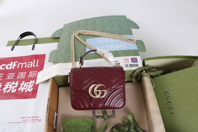 跑量价 简介:Gg Marmont系列以经典配色演绎全新廓形,展现早秋魅力风范。这款手提包以古驰安可拉红 Rosso Ancora 绗缝V型皮革打造,搭配饰可拆 跑量价 简介:Gg Marmont系列以经典配色演绎全新廓形,展现早秋魅力风范。这款手提包以古驰安可拉红 Rosso Ancora 绗缝V型皮革打造,搭配饰可拆