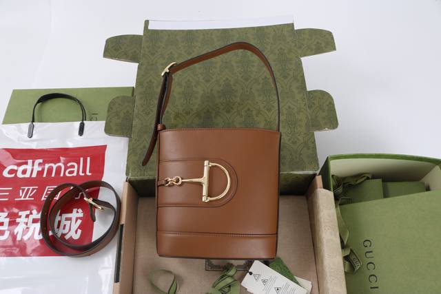 跑量价 简介:在2025春夏系列中,Gucci 73系 其系列名同年推出的一款典藏水桶包中撷取创作灵感。这款包袋以现代美学演绎马衔扣造型配件,可以斜挎、肩背,也 跑量价 简介:在2025春夏系列中,Gucci 73系 其系列名同年推出的一款典藏水桶包中撷取创作灵感。这款包袋以现代美学演绎马衔扣造型配件,可以斜挎、肩背,也