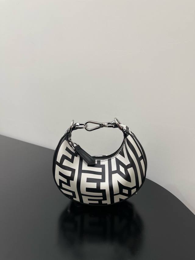 Fendi X Marc Jacobs 联名款.月牙Ipraphy Fendi腋下包,以月牙造型为特色,把经典银色金属大Logo装饰在包包底部,包包的轮廓很贴切 Fendi X Marc Jacobs 联名款.月牙Ipraphy Fendi腋下包,以月牙造型为特色,把经典银色金属大Logo装饰在包包底部,包包的轮廓很贴切