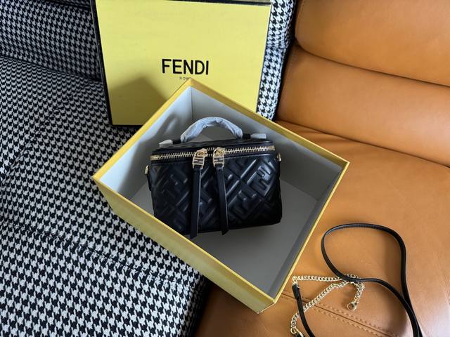 廓形挺立的小巧型Fendi Vanity手袋采用双滑动拉链开合设计,饰有Ff细节和皮革拉链头。柔软黑色纳帕皮革材质,饰有3D立体凸纹标志性Ff图案。配有一个带布 廓形挺立的小巧型Fendi Vanity手袋采用双滑动拉链开合设计,饰有Ff细节和皮革拉链头。柔软黑色纳帕皮革材质,饰有3D立体凸纹标志性Ff图案。配有一个带布