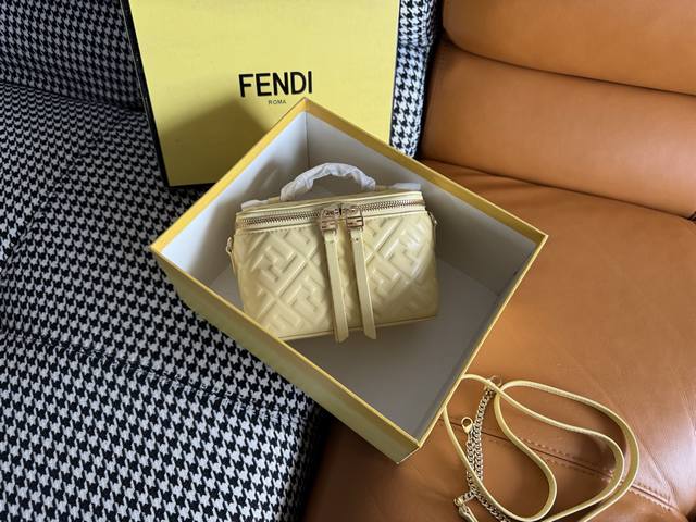 廓形挺立的小巧型Fendi Vanity手袋采用双滑动拉链开合设计,饰有Ff细节和皮革拉链头。柔软黄色纳帕皮革材质,饰有3D立体凸纹标志性Ff图案。配有一个带布 廓形挺立的小巧型Fendi Vanity手袋采用双滑动拉链开合设计,饰有Ff细节和皮革拉链头。柔软黄色纳帕皮革材质,饰有3D立体凸纹标志性Ff图案。配有一个带布