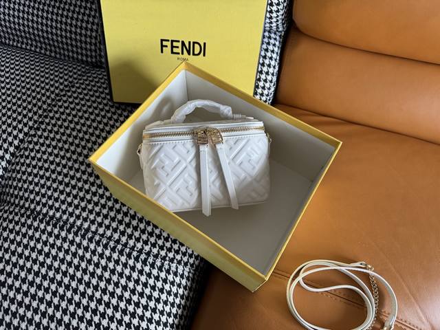 廓形挺立的小巧型Fendi Vanity手袋采用双滑动拉链开合设计,饰有Ff细节和皮革拉链头。柔软白色纳帕皮革材质,饰有3D立体凸纹标志性Ff图案。配有一个带布 廓形挺立的小巧型Fendi Vanity手袋采用双滑动拉链开合设计,饰有Ff细节和皮革拉链头。柔软白色纳帕皮革材质,饰有3D立体凸纹标志性Ff图案。配有一个带布