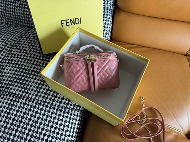 廓形挺立的小巧型Fendi Vanity手袋采用双滑动拉链开合设计,饰有Ff细节和皮革拉链头。柔软粉色纳帕皮革材质,饰有3D立体凸纹标志性Ff图案。配有一个带布 廓形挺立的小巧型Fendi Vanity手袋采用双滑动拉链开合设计,饰有Ff细节和皮革拉链头。柔软粉色纳帕皮革材质,饰有3D立体凸纹标志性Ff图案。配有一个带布