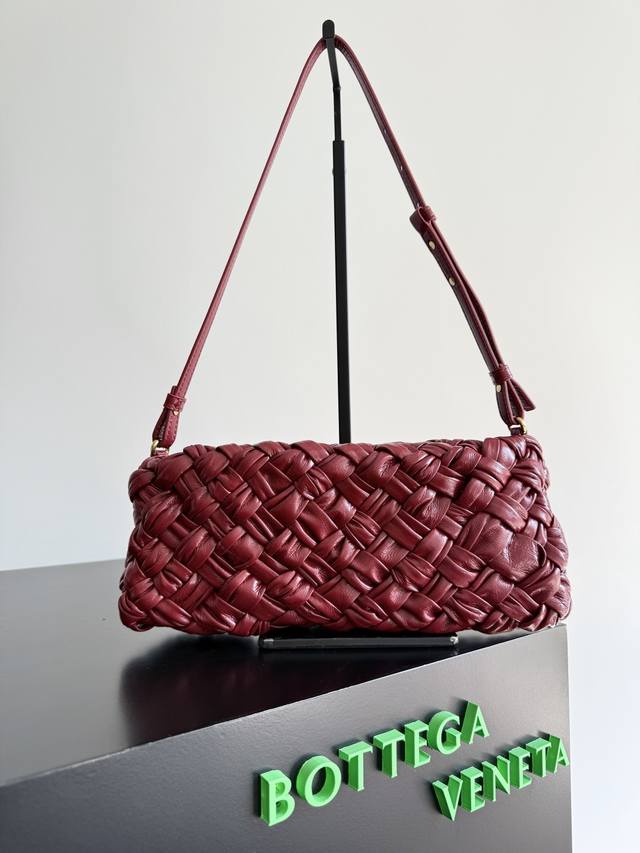 Bottegaveneta 最新款Kalimero Cha Cha 时髦的Chacha 编织手袋,重磅纯品! 这个真的做起来不容易呢 用的油蜡牛皮,做工需要 1 Bottegaveneta 最新款Kalimero Cha Cha 时髦的Chacha 编织手袋,重磅纯品! 这个真的做起来不容易呢 用的油蜡牛皮,做工需要 1