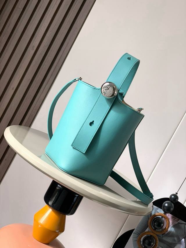 原厂皮 迷你柔软粒面牛皮革 pebble Bucket 水桶手袋pebble将纯粹的简约线条与瞩目设计风格巧妙融合造就别具一格的创新的手袋设计标志性的 Anag