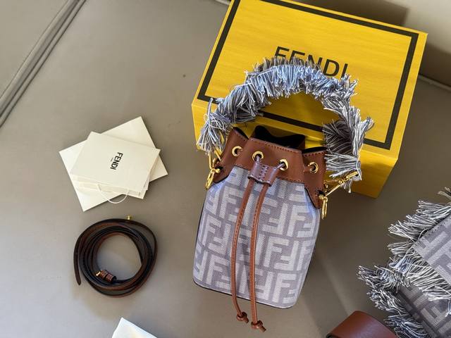 配盒 Size:12.5*18Cm Fendi 水桶包 宽宽的流苏手腕带 配置长肩带! 发财桶出新配色啦~好美呀 清新牛仔蓝 配盒 Size:12.5*18Cm Fendi 水桶包 宽宽的流苏手腕带 配置长肩带! 发财桶出新配色啦~好美呀 清新牛仔蓝