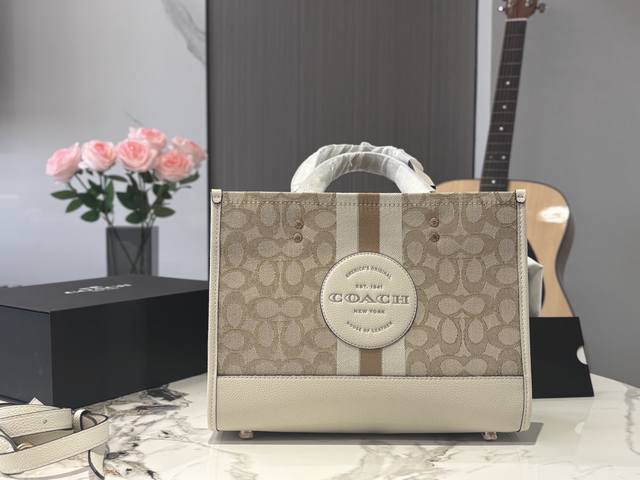 复刻版 原版布 Coach蔻驰|托特小手袋Dempsey 终于来啦~~带上小手袋出街吧。 西这季Coach除了小号托特包,太适合小仙女们出游啦~墨镜四太阳伞 加 复刻版 原版布 Coach蔻驰|托特小手袋Dempsey 终于来啦~~带上小手袋出街吧。 西这季Coach除了小号托特包,太适合小仙女们出游啦~墨镜四太阳伞 加