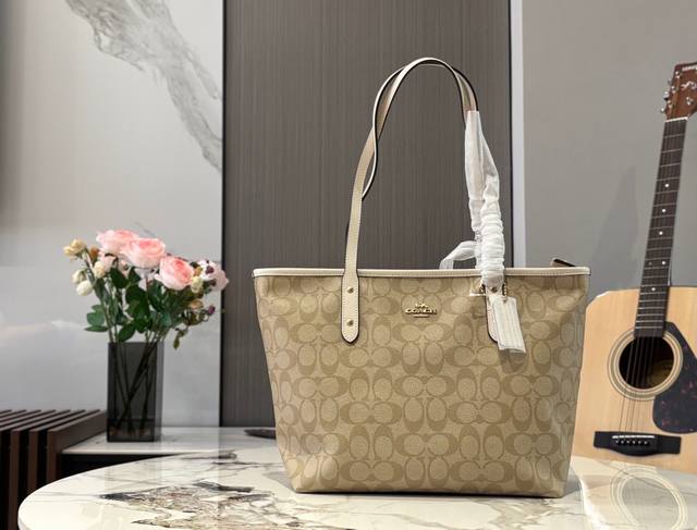 配飞机盒 拉链款复刻版 Size:底宽30上宽40*高35 蔻驰单面拉链款托特包 购物袋 大爆款 分分钟断货! 搭配不同衣服 City30 一年四季都可以用! 配飞机盒 拉链款复刻版 Size:底宽30上宽40*高35 蔻驰单面拉链款托特包 购物袋 大爆款 分分钟断货! 搭配不同衣服 City30 一年四季都可以用!