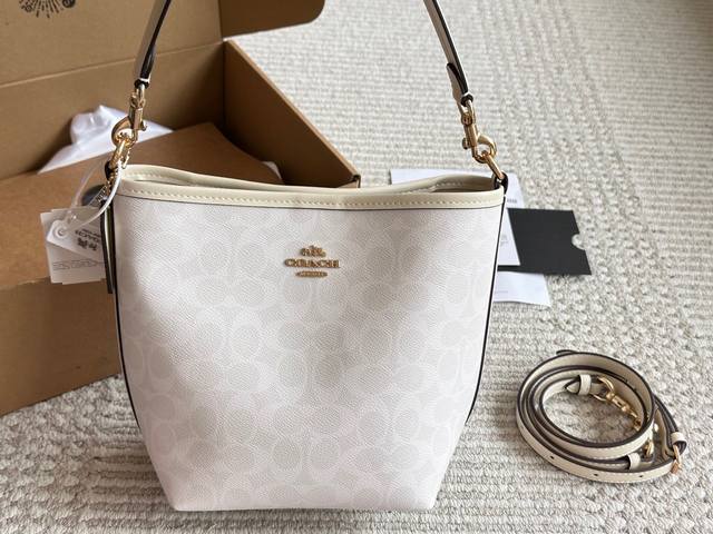 配盒 Size:21 17Cm C家 新款水桶包 蔻驰最新一季的 休闲随性的包型,立体饱满 腋下 斜挎都不成问题 通勤必备 搜索 Coach 水桶 配盒 Size:21 17Cm C家 新款水桶包 蔻驰最新一季的 休闲随性的包型,立体饱满 腋下 斜挎都不成问题 通勤必备 搜索 Coach 水桶