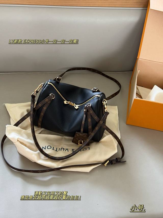 配盒 Size：25*17Cm L家 Express 新品Get 复古又有质感噻 通勤又实用又时髦 感觉是会越用越爱越好看的包包 包包自重非常轻 可以单肩，可以