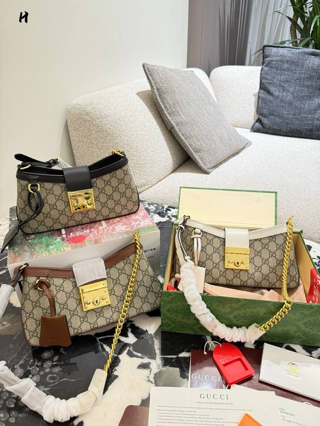 cucci小号肩背包 padlock系列小号肩背包 G家这款小号肩背包以品牌手工行李箱工作室起源为灵 感来源，采用黑色和乌木色Gg Supreme帆布打造，亮眼