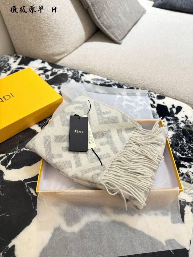顶级原单 羊绒围巾 为什么都要买老花,Fendi的温柔色围巾也很美 Fendi这条围巾很温柔 冬天太沉闷 软软糯糯凸显优雅气质 顶级原单 羊绒围巾 为什么都要买老花,Fendi的温柔色围巾也很美 Fendi这条围巾很温柔 冬天太沉闷 软软糯糯凸显优雅气质