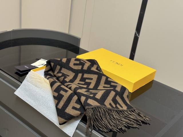 配盒 原单 Size:35*180Cm 来喽Fendi每年都抢破头的 大气温婉,可美可美哒 芬迪原单双面围巾 今年秋冬天是焦糖味的 羊毛围巾手感柔软 保暖效果非 配盒 原单 Size:35*180Cm 来喽Fendi每年都抢破头的 大气温婉,可美可美哒 芬迪原单双面围巾 今年秋冬天是焦糖味的 羊毛围巾手感柔软 保暖效果非