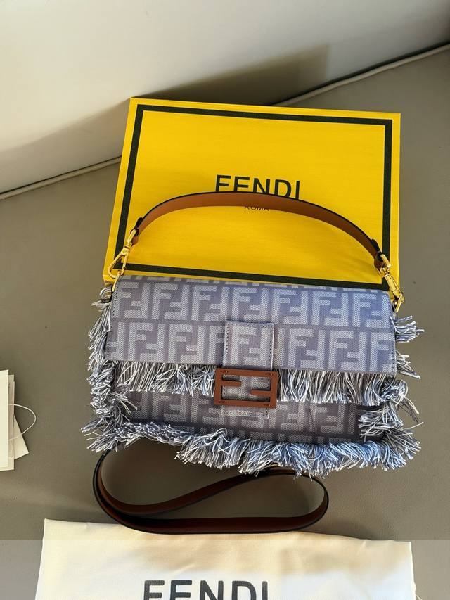 配盒 Size:26*16Cm 大 Fendi 芬迪 F家 法棍包 可以手提!可以斜挎! 但是这么可爱这么特别的包可是难得一见喔 牛仔流苏 配盒 Size:26*16Cm 大 Fendi 芬迪 F家 法棍包 可以手提!可以斜挎! 但是这么可爱这么特别的包可是难得一见喔 牛仔流苏