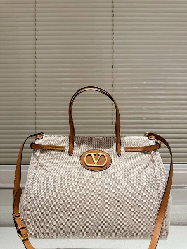 尺寸35.26 华伦天奴 手提包可斜挎 很有复古的感觉 高级又不失优雅 超有氛围感 通勤 休闲 约会通通可搭