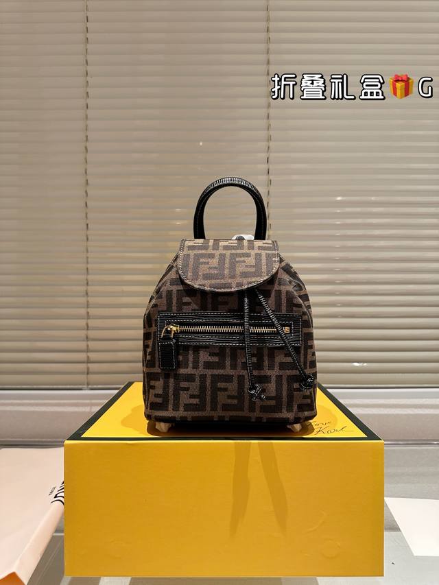 折叠礼盒 Size:19.21 Fendi 芬迪 老花双肩包 复古高级简单百搭 颜值高 日常出街首选 太时髦啦 潮酷时尚女孩必入款 折叠礼盒 Size:19.21 Fendi 芬迪 老花双肩包 复古高级简单百搭 颜值高 日常出街首选 太时髦啦 潮酷时尚女孩必入款