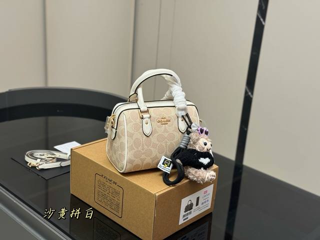 配挂件 全套包装 Size:18*12Cm 蔻驰 迷你枕头包 新品 超级可爱的迷你波士顿 经典的小号的 Size 小小的身体,大大的容量! 渠道货很难得哦! 搜 配挂件 全套包装 Size:18*12Cm 蔻驰 迷你枕头包 新品 超级可爱的迷你波士顿 经典的小号的 Size 小小的身体,大大的容量! 渠道货很难得哦! 搜