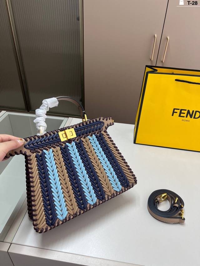 芬迪编织小猫 Fendi重磅推荐 Fendi经典pkb包又出新款了纯手工编织工艺低调奢华又透露出个人时尚态度 T-28尺寸27×20折叠盒 芬迪编织小猫 Fendi重磅推荐 Fendi经典pkb包又出新款了纯手工编织工艺低调奢华又透露出个人时尚态度 T-28尺寸27×20折叠盒
