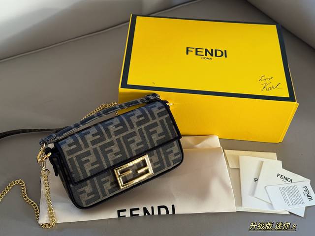 配盒 Size:18.5*11Cm Fendi 可爱的手机包 法棍 实用型手机包~ 装可爱必备咯 配盒 Size:18.5*11Cm Fendi 可爱的手机包 法棍 实用型手机包~ 装可爱必备咯