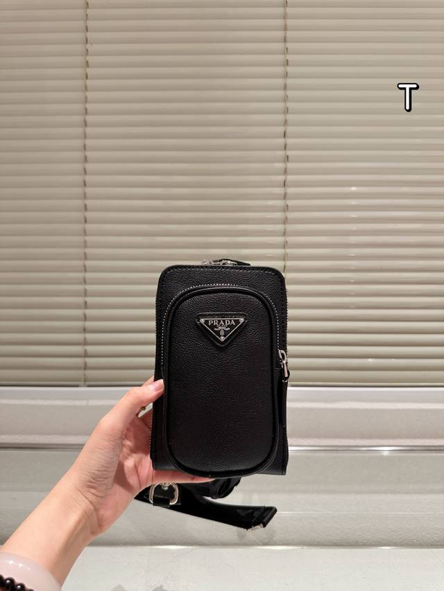 prada普拉达|手机包~ 不给出行添一丝负担。 匆忙时~单手就能精准拿取手机查看信息。 它的轻巧、便携,让每一刻互动都流畅自如,是你穿梭生活的最佳“减负神器” prada普拉达|手机包~ 不给出行添一丝负担。 匆忙时~单手就能精准拿取手机查看信息。 它的轻巧、便携,让每一刻互动都流畅自如,是你穿梭生活的最佳“减负神器”