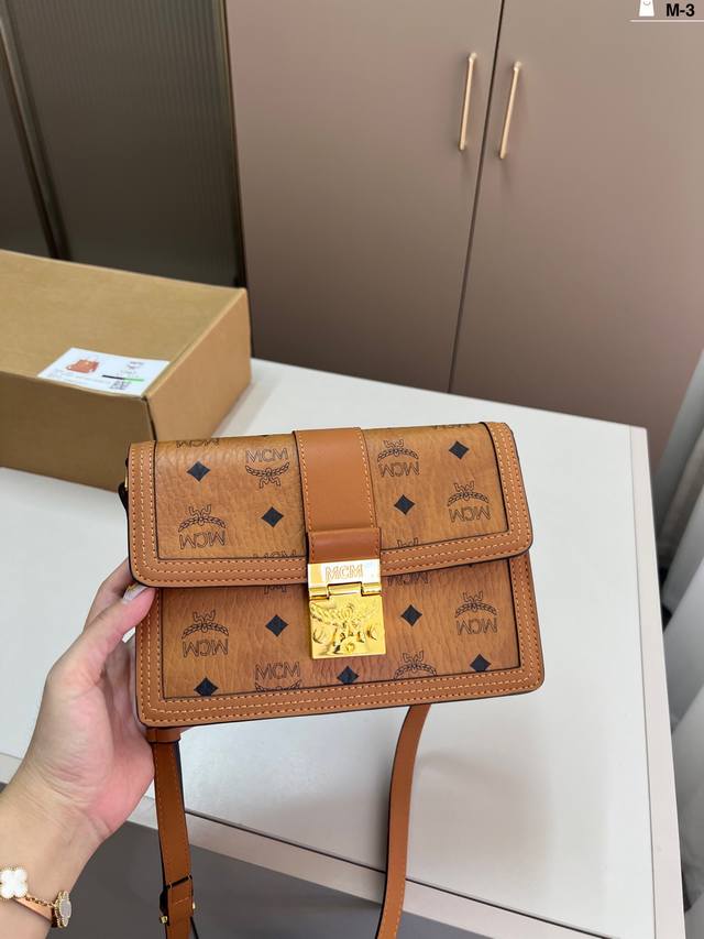 Mcmtracy链条 差包整体设计简洁却不简单,细腻的链条点缀得刚好,精致又随性!M-3尺寸22×14飞机盒 Mcmtracy链条 差包整体设计简洁却不简单,细腻的链条点缀得刚好,精致又随性!M-3尺寸22×14飞机盒