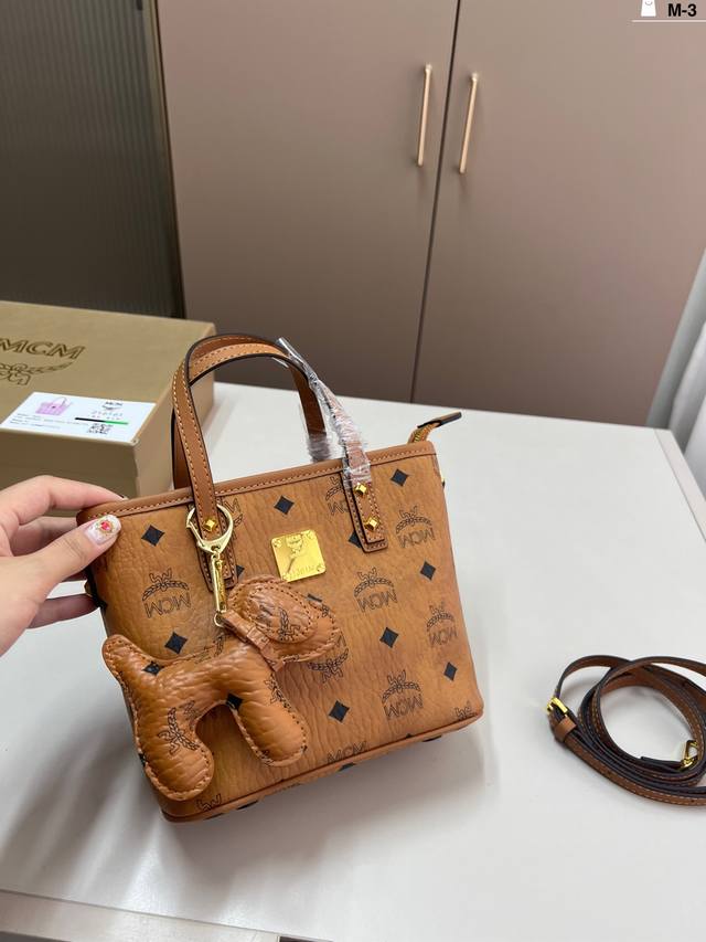 配挂件 经典 Mcm 菜篮子 原单!原单! 俏皮很百搭 M-3尺寸19×17配盒 配挂件 经典 Mcm 菜篮子 原单!原单! 俏皮很百搭 M-3尺寸19×17配盒