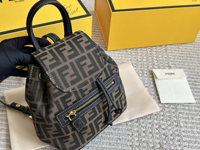 配盒 复刻版 牛皮 Size:21*23Cm Fendi 可爱与时尚并存的双肩老花书包 老花搭配金扣真的好看~ 中古有味道的单品! 配盒 复刻版 牛皮 Size:21*23Cm Fendi 可爱与时尚并存的双肩老花书包 老花搭配金扣真的好看~ 中古有味道的单品!