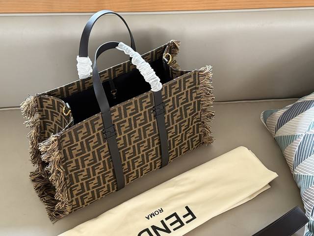 无盒 Size:40*30Cm Fendi 流苏购物袋 Tote5月上新托特包 无敌轻超强质感流苏 日用通勤两不误! 无盒 Size:40*30Cm Fendi 流苏购物袋 Tote5月上新托特包 无敌轻超强质感流苏 日用通勤两不误!