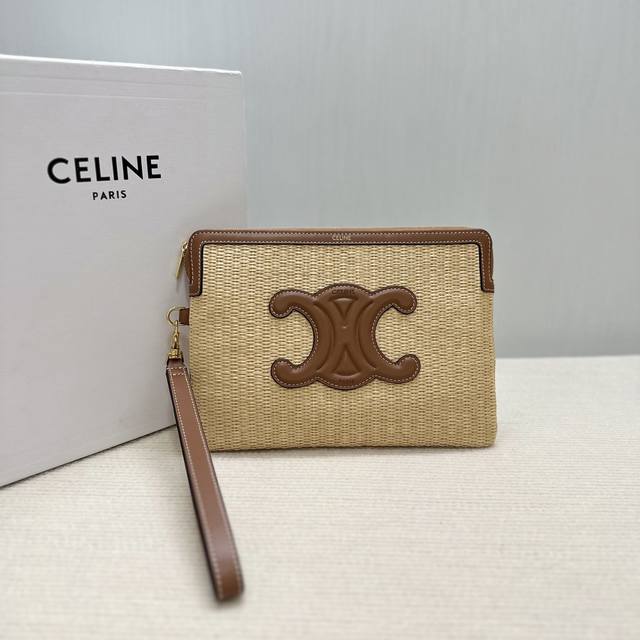 正品级 新品上线 这款Celine 手拿包， 基础款多加了手绳实用性更大了，拉链处棕色皮包边和Logo相呼应 ，更加增添独特感，做工精细 走线精致， 配有手拎带