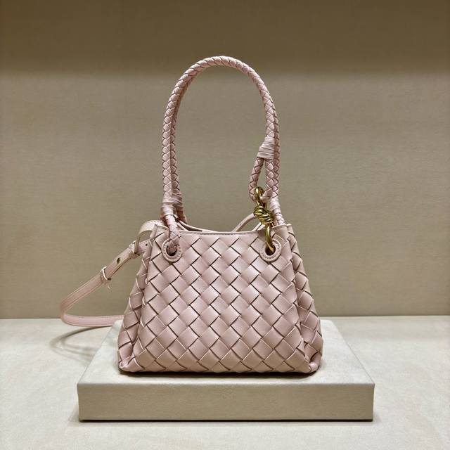 原厂皮 小号降落伞Andiamo结合葆蝶家档案室款parachute手袋继续传承复古元素,集合手拎,肩背,斜背三种功能,金属黄铜绳结扣点缀 小小一只容量惊人,带 原厂皮 小号降落伞Andiamo结合葆蝶家档案室款parachute手袋继续传承复古元素,集合手拎,肩背,斜背三种功能,金属黄铜绳结扣点缀 小小一只容量惊人,带