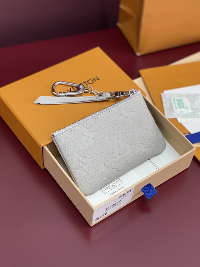 出厂价p M80879 灰雾色！变码芯片！本款钥匙包为 Monogram Empreinte 皮革压印经典 Monogram 图案，以优雅格调凝聚实用功能。拉链