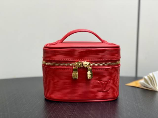 原单精品 M25857红色 水波纹化妆包 当季新款 Nice Nano 化妆包 本款 Nice Nano 化妆包以粒面 Epi 皮革和可水洗织物内衬构筑华美格调